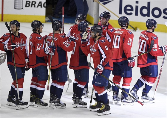 Washingtontí hokejisté oslavují výhru nad New York Rangers.