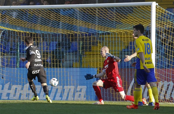 GÓL. Pavel erný stílí do prázdné branky druhý gól svého týmu, který ve Zlín pomohl k výhe 3:1.