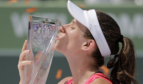 JE TO MOJE! Johanna Kontaová líbá trofej pro vítzku turnaje v Miami.