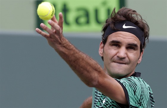 Roger Federer servíruje ve finále turnaje v Miami.