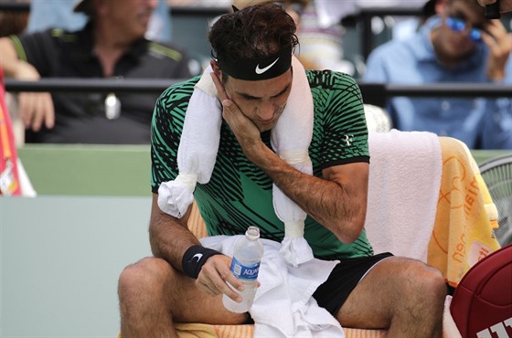 Roger Federer odpoívá bhem finále turnaje v Miami.