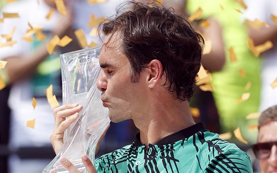 Roger Federer líbá trofej pro vítze turnaje v Miami.