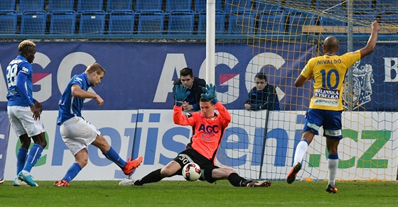Jan Mikula z Liberce (v modrém vpravo) dává gól Tomái Grigarovi z Teplic.