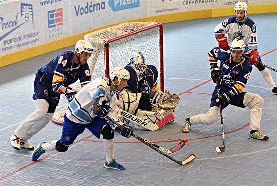 Momentka z hokejbalového duelu Plze vs. Ústí nad Labem