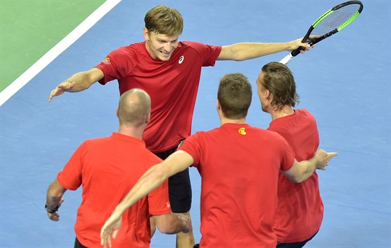 Belgický tenista David Goffin (elem) slaví s týmem postup do semifinále Davis...