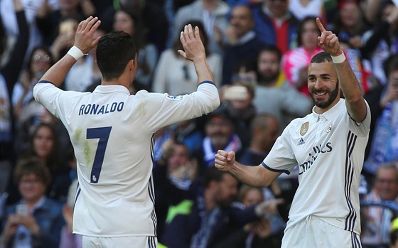Útoník Karim Benzema oslavuje s Cristianem Ronaldem gól, který v dresu Realu...