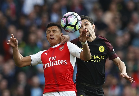 V hlavikovém souboji se stetli útoník Arsenalu Alexis (vlevo) se záloníkem...