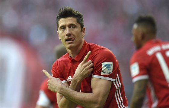Útoník Bayernu Mnichov Robert Lewandowski oslavuje gól v zápase s Dortmundem.