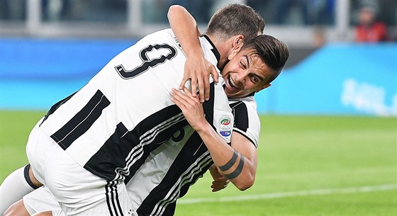 Paulo Dybala a Gonzalo Higuaín (zády) oslavují gól Juventusu proti Chievu.