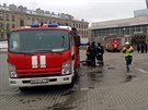 Petrohradtí hasii u stanice Sennaja ploa (3. dubna 2017)
