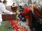 Pokládání kvtin k uctní obtí útoku v Petrohrad (6.4.2017).