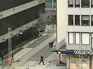 Nákladní automobil najel do lidí na ulici v centru Stockholmu (7. duben 2017).