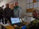 Povolaní záloníci ve výstrojním skladu bhem cviení Mobilizace 2017 u tankové...