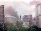 Hoící budovy v centru Sarajeva po jednom z mnoha bombardování. (24. srpna 1992)