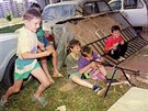 Dti si hrají na vojáky v obklíeném Sarajevu. (1. srpna 1992)