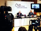 Guvernér NB Jií Rusnok vysvtlil na tiskové konferenci bankovní rady ukonení...