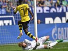 Ralf Fährmann, branká Schalke, se vrhl pod nohy útoníkovi Dortmundu Ousmanu...