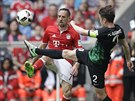 Franck Ribéry z Bayernu Mnichov v souboji s Paulem Verhaeghem z Augsburgu v...