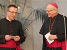 Nov pomocn biskup ostravsko-opavsk diecze Martin David (vlevo) s biskupem...