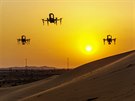 Drony nad dumami v poušti Spojených arabských emirátů.