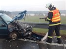 Dv� osobn� auta se srazila v pond�l� u Plan� nad Lu�nic� na sjezdu na d�lnici...