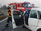 Dv� osobn� auta se srazila v pond�l� u Plan� nad Lu�nic� na sjezdu na d�lnici...