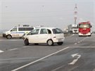 Nehodu z�ejm� zavinila �idi�ka b�l�ho Oplu Meriva, kter� nedala p�ednost �kod�...