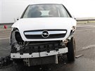 Nehodu z�ejm� zavinila �idi�ka b�l�ho Oplu Meriva, kter� nedala p�ednost �kod�...