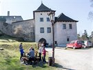 Turist si prochzej zceninu hradu Landtejn.