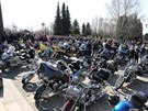 Na poheb Vry pinarové dorazily asi dv stovky motocyklist (1. dubna 2017).