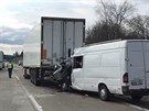 Nehoda dod�vky a kamionu, p�i n� bylo na 125. kilometru d�lnice D1 zran�no p�t...