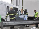 Nehoda dod�vky a kamionu, p�i n� bylo na 125. kilometru d�lnice D1 zran�no p�t...