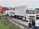 Nehoda dod�vky a kamionu, p�i n� bylo na 125. kilometru d�lnice D1 zran�no p�t...