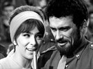 Hana Hegerová a Waldemar Matuka ve filmu Kdyby tisíc klarinet (1964)