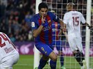 Luis Suarez z Barcelony se raduje poté, co skóroval v zápase se Sevillou.