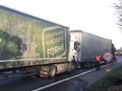 Na 2. kilometru dálnice D7 se stala hromadná nehoda auta se dvma kamiony....