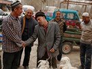 Ujgurové ve vesnici i-ja v autonomní oblasti Sin-iang smlouvají nad cenou...