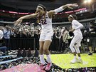 A'ja Wilsonová (22) a Kaela Davisová ze South Caroliny oslavují tancem triumf v...