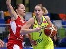 Alena Hanuová (vpravo) z USK Praha v utkání s Wislou Krakov