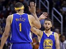 JaVale McGee a Stephen Curry slaví úspnou akci Golden State.