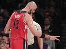 Marcin Gortat z Washingtonu slaví své dva body.