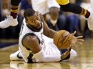 Greg Monroe z Milwaukee se dostal k míi a oima hledá spoluhráe.