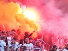 Slávistití fandové a pyrotechnika bhem derby