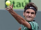 Roger Federer servíruje ve finále turnaje v Miami.