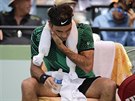 Roger Federer odpoívá bhem finále turnaje v Miami.