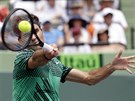 Roger Federer returnuje ve finále turnaje v Miami.