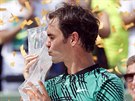 Roger Federer líbá trofej pro vítze turnaje v Miami.