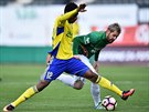 Ibrahim Traoré ze Zlína (vlevo) a jablonecký Tomá Hübschman v souboji o mí