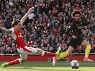 Leroy Sané v dresu Manchesteru City dává gól Arsenalu v utkání 30. kola...