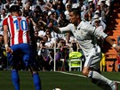 Cristiano Ronaldo z Realu Madrid obchází Yannicka Carrasca, záloníka Atlétika.